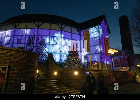 Großbritannien Wetter, 6. Dezember, London: In der Abenddämmerung an einem kalten, aber klaren Tag zeigt Shakespeares Globe Theater wechselnde Lichter, während der Turm von Tate Modern im Hintergrund vor einem Abendhimmel zu sehen ist. Quelle: Anna Watson/Alamy Live News Stockfoto