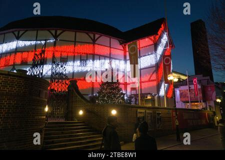 Großbritannien Wetter, 6. Dezember, London: In der Abenddämmerung an einem kalten, aber klaren Tag zeigt Shakespeares Globe Theater wechselnde Lichter, während der Turm von Tate Modern im Hintergrund vor einem Abendhimmel zu sehen ist. Quelle: Anna Watson/Alamy Live News Stockfoto