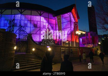 Großbritannien Wetter, 6. Dezember, London: In der Abenddämmerung an einem kalten, aber klaren Tag zeigt Shakespeares Globe Theater wechselnde Lichter, während der Turm von Tate Modern im Hintergrund vor einem Abendhimmel zu sehen ist. Quelle: Anna Watson/Alamy Live News Stockfoto