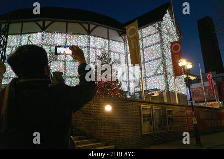 Großbritannien Wetter, 6. Dezember, London: In der Abenddämmerung an einem kalten, aber klaren Tag zeigt Shakespeares Globe Theater wechselnde Lichter, während der Turm von Tate Modern im Hintergrund vor einem Abendhimmel zu sehen ist. Quelle: Anna Watson/Alamy Live News Stockfoto