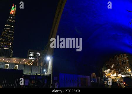 UK Weather, 6. Dezember 2023, London: The Shard überragt die Lichter des Borough Market in der Abenddämmerung an einem Wintertag. Die Spitze des Shard verfügt über ein wechselndes Lichtdisplay mit weihnachtlichen Farben, die sich vom Nachthimmel abheben. Quelle: Anna Watson/Alamy Live News Stockfoto