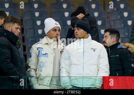 Parma, Italien. Dezember 2023. Der Schweizer Nationalspieler und AC Mailand-Spieler Noah Okafor mit Bruder Elijah Okafor während des Fußballspiels der UEFA Womens Nations League zwischen Italien und der Schweiz im Stadio Ennio Tardini in Parma, Italien. (Foto: Daniela Porcelli/Sports Press Photo/C - EINE STUNDE FRIST - FTP NUR AKTIVIEREN, WENN BILDER WENIGER ALS EINE STUNDE ALT SIND - Alamy) Credit: SPP Sport Press Photo. /Alamy Live News Stockfoto