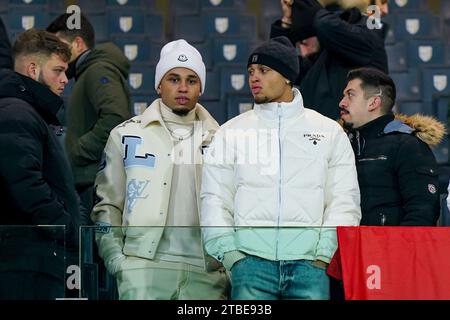 Parma, Italien. Dezember 2023. Der Schweizer Nationalspieler und AC Mailand-Spieler Noah Okafor mit Bruder Elijah Okafor während des Fußballspiels der UEFA Womens Nations League zwischen Italien und der Schweiz im Stadio Ennio Tardini in Parma, Italien. (Foto: Daniela Porcelli/Sports Press Photo/C - EINE STUNDE FRIST - FTP NUR AKTIVIEREN, WENN BILDER WENIGER ALS EINE STUNDE ALT SIND - Alamy) Credit: SPP Sport Press Photo. /Alamy Live News Stockfoto