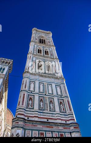 Florenz, Italien - 25. November 2023 : der Giotto-Glockenturm wurde in der Nähe der Kathedrale Santa Maria del Fiore auf der Piazza del Duomo am blauen Himmel errichtet Stockfoto