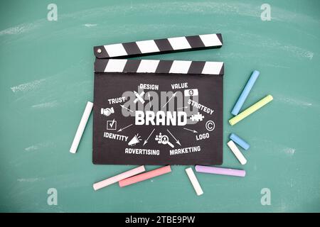 MARKE. Filmklatscher und farbige Kreideflächen. Stockfoto