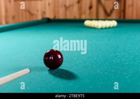 Nahaufnahme von Queue und Ball auf dem Billardtisch. Russische Billard. Stockfoto