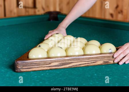 Weiße Billardkugeln für russische Billard, in einem Dreieck auf dem Tisch. Stockfoto