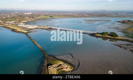 Luftaufnahme der nördlichen Hayling Island, Hampshire, mit Straßenbrücke und Überresten einer alten Eisenbahnbrücke Stockfoto