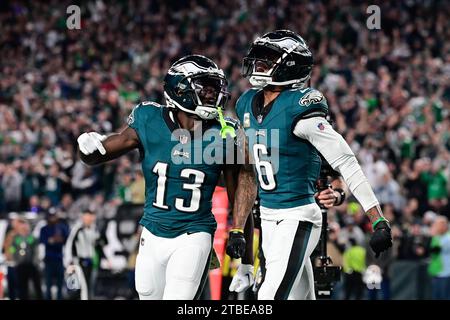 Philadelphia, Pennsylvania, USA. November 2023. Philadelphia Eagles Wide Receiver DeVonta Smith (6) feiert einen Touchdown mit dem Wide Receiver Olamide Zaccheaus (13) während der zweiten Halbzeit gegen die Dallas Cowboys in Philadelphia, Pennsylvania. Eric Canha/CSM/Alamy Live News Stockfoto