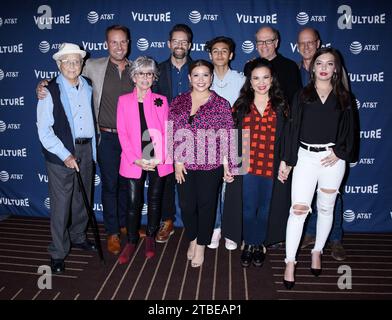 Hollywood, USA. Dezember 2023. Norman Lear, 101 Jahre alt, starb am 6. Dezember 2023 in seinem Haus in Los Angeles, Kalifornien. -------------------------------------------------------------------------------- Norman Lear, Brent Miller, Rita Moreno, Todd Grinnell, Marcel Ruiz, Justina Machado, Gloria Calderon Kellett, Isabella Gomez, Mike Royce und Stephen Tobolowsky beim Vulture Festival Los Angeles 2019, das am 10. November 2019 im Hollywood Roosevelt Hotel in Hollywood stattfand. © Janet Gough/AFF-USA.COM Credit: AFF/Alamy Live News Stockfoto