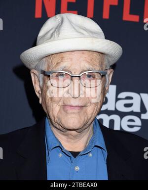 Hollywood, USA. Dezember 2023. Norman Lear, 101 Jahre alt, starb am 6. Dezember 2023 in seinem Haus in Los Angeles, Kalifornien. -------------------------------------------------------------------------------- Norman Lear bei Netflix's „One Day at A Time“ Staffel 2 Premiere in den ArcLight Cinemas Hollywood am 24. Januar 2018 in Hollywood, CA © Tammie Arroyo/AFF-USA.com Credit: AFF/Alamy Live News Stockfoto