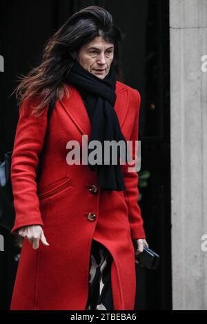 London, Großbritannien. Dezember 2023. Lisa Lovering, Operationsleiterin in der Downing Street und Sonderberaterin des Premierministers, verlässt die Downing Street 10, während der Premierminister heute im Parlament Fragen des Premierministers (PMQs) beantwortet. Quelle: Imageplotter/Alamy Live News Stockfoto