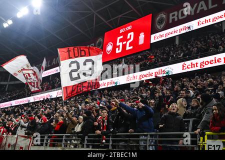 Antwerpen, Belgien. Dezember 2023. Die Fans von Antwerpen feiern, nachdem sie am Mittwoch, den 06. Dezember 2023, in Antwerpen ein Croky Cup 1/8-Endspiel zwischen Royal Antwerp FC und Sporting Charleroi gewonnen haben. BELGA FOTO TOM GOYVAERTS Credit: Belga Nachrichtenagentur/Alamy Live News Stockfoto