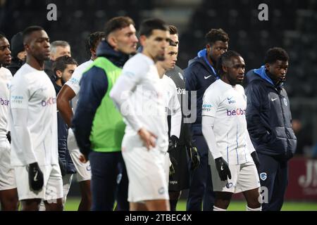 Oostende, Belgien. Dezember 2023. Genks Spieler sehen niedergeschlagen aus, nachdem sie am Mittwoch, den 06. Dezember 2023, in Oostende ein Spiel im Croky Cup 1/8 zwischen KV Oostende und KRC Genk verloren hatten. BELGA PHOTO VIRGINIE LEFOUR Credit: Belga News Agency/Alamy Live News Stockfoto