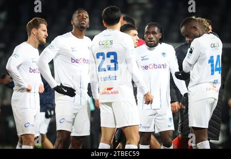 Oostende, Belgien. Dezember 2023. Genks Spieler sehen niedergeschlagen aus, nachdem sie am Mittwoch, den 06. Dezember 2023, in Oostende ein Spiel im Croky Cup 1/8 zwischen KV Oostende und KRC Genk verloren hatten. BELGA PHOTO VIRGINIE LEFOUR Credit: Belga News Agency/Alamy Live News Stockfoto