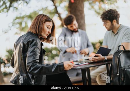 Geschäftsleute, die bei einem geschäftigen Coffee Bar-Meeting in der Innenstadt für nachhaltiges Wachstum und erfolgreiche Geschäftsausweitung strategisch arbeiten. Stockfoto