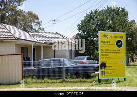 Bungalowhaus in Mt Druitt in Western Sydney verkauft auf Auktion, Autos in Front Drive, NSW, Australien Stockfoto