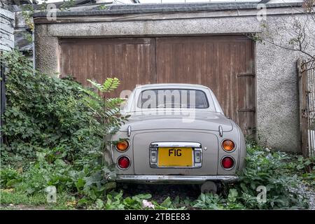 Nissan Figaro Auto parkte und sah verlassen in Ambleside aus Stockfoto