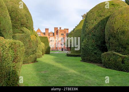 Alte Eibenkippe an der York University, Heslington Hall Stockfoto