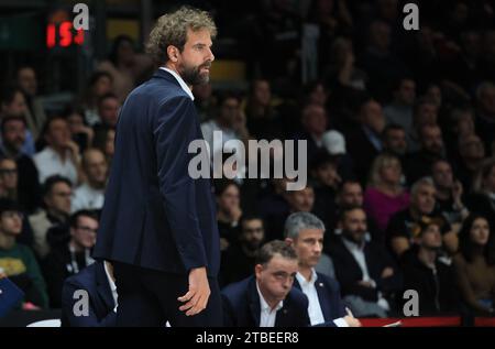 Bologna, Italien. Dezember 2023. Roger Grimau (Cheftrainer des FC Barcelona) während des Basketball-Europameisterschaftsspiels Segafredo Virtus Bologna vs. FC Barcelona - Bologna 06, Dezember 2023 in der Segafredo Arena Credit: Independent Photo Agency/Alamy Live News Stockfoto