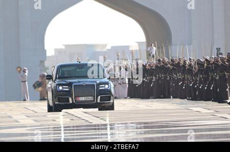 Abu Dhabi, Vereinigte Arabische Emirate. Dezember 2023. Der russische Präsident Wladimir Putin kommt während der offiziellen Begrüßungszeremonie am 6. Dezember 2023 in Abu Dhabi, Vereinigte Arabische Emirate, im Qasr Al Watan Palace an. Putin wird ein bilaterales Treffen mit Scheich Mohamed bin Zayed Al Nahyan der Vereinigten Arabischen Emirate führen. Quelle: Russischer Ratsvorsitz/Kreml Pool/Alamy Live News Stockfoto