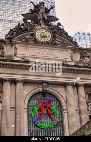 Der Eingang der East 42nd Street zum Grand Central Terminal ist mit einem Holiday Wreath dekoriert, New York City, USA 2023 Stockfoto