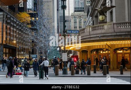 Die East 42nd St., eine Kreuzung an der Kreuzung der Vanderbilt Fußgängerzone, ist während der Weihnachtszeit 2023 in New York City, USA, geschäftig. Stockfoto