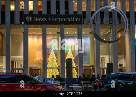 Die Avenue of the Americas ist Sitz der News Corporation in New York City, USA 2023 Stockfoto