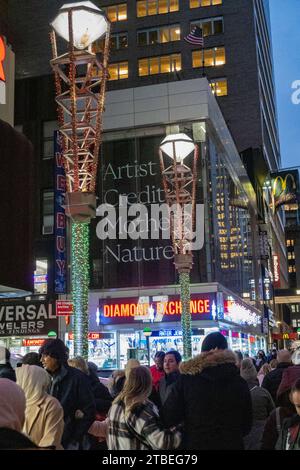 Die Kreuzung von Diamond Way und Sixth Avenue ist für die Feiertage mit Menschenmassen von Einkaufslustigen in 2023, NYC, USA dekoriert Stockfoto