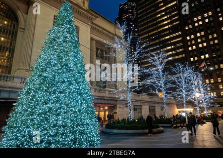 Weihnachtsbaum auf der Fußgängerzone, die das Grand Central Terminal und den superhohen Vanderbilt in New York City, USA 2023 trennt Stockfoto