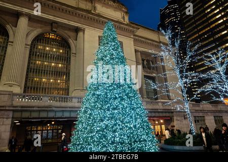 Weihnachtsbaum auf der Fußgängerzone, die das Grand Central Terminal und den superhohen Vanderbilt in New York City, USA 2023 trennt Stockfoto