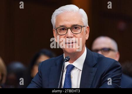 Washington, USA. Dezember 2023. Charles W. scharf, CEO und Präsident von Wells Fargo, nimmt am 6. Dezember 2023 an einer Anhörung zum Thema Annual Oversight of Wall Street Firms vor dem Senate Committee on Banking, Housing, and Urban Affairs in Washington, DC, USA, Teil. Quelle: Aaron Schwartz/Xinhua/Alamy Live News Stockfoto