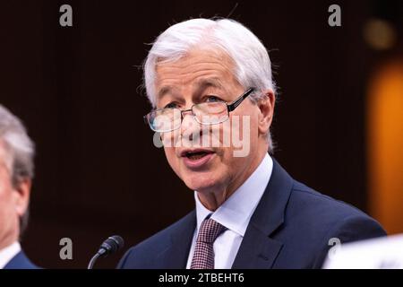 Washington, USA. Dezember 2023. Jamie Dimon, Chairman und CEO von JPMorgan Chase, nimmt am 6. Dezember 2023 an einer Anhörung zum Thema jährliche Aufsicht von Wall Street-Firmen vor dem Senatsausschuss für Banken, Wohnungsbau und Stadtentwicklung in Washington, DC, USA, Teil. Quelle: Aaron Schwartz/Xinhua/Alamy Live News Stockfoto