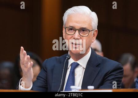 Washington, USA. Dezember 2023. Charles W. scharf, CEO und Präsident von Wells Fargo, nimmt am 6. Dezember 2023 an einer Anhörung zum Thema Annual Oversight of Wall Street Firms vor dem Senate Committee on Banking, Housing, and Urban Affairs in Washington, DC, USA, Teil. Quelle: Aaron Schwartz/Xinhua/Alamy Live News Stockfoto