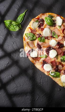 Köstliche und knusprige rote Frucht-Pizza in Herzform - serviert am Tisch Stockfoto