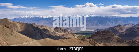 Panorama vom Khardong Pass, dem zweithöchsten motorisierten Pass der Welt über Leh und das Indus Tal nach Stok Kangri, 6153 m, Ladakh, Jammu und Kaschmir Stockfoto