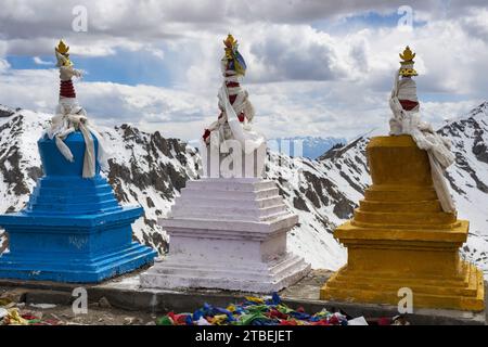 Tschörten-Gruppe auf dem Khardong-Pass, dem zweithöchsten motorisierten Pass der Welt, Ladakh, Indischer Himalaya, Jammu und Kaschmir, Nordindien, Indien, Stockfoto