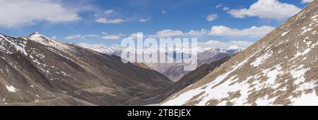 Khardong Pass, zweithöchster motorisierter Pass der Welt, Ladakh, Indischer Himalaya, Jammu und Kaschmir, Nordindien, Indien, Asien Stockfoto