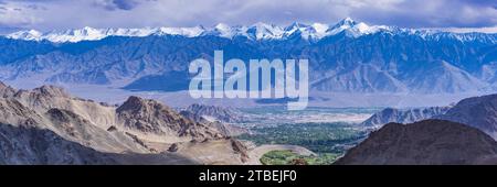 Panorama vom Khardong Pass, dem zweithöchsten motorisierten Pass der Welt über Leh und das Indus Tal nach Stok Kangri, 6153 m, Ladakh, Jammu und Kaschmir Stockfoto