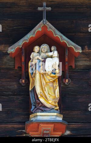 Madonna mit Jesus-Baby in Jakobehüs, Gerstruben, einem ehemaligen Bauerndorf in den Bergen im Dietersbachtal bei Oberstdorf, den Allgäu-Alpen, Allgäu, Stockfoto