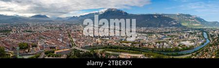 Panoramablick auf Grenoble, Region Auvergne-Rhone-Alpes, Frankreich. Stockfoto