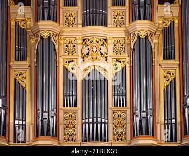 Koper, Slowenien - 8. November 2023: Orgel in der Kathedrale der Himmelfahrt der Heiligen Jungfrau Maria in der Altstadt der slowenischen Stadt Koper Stockfoto