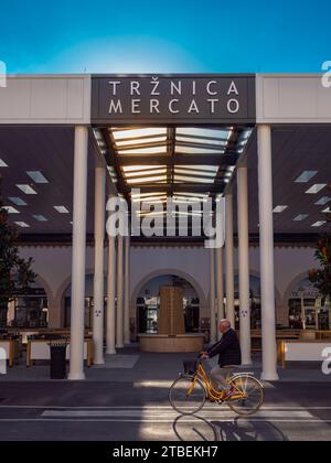 Koper, Slowenien - 8. November 2023: Der Koper Stadtmarkt befindet sich in unmittelbarer Nähe der Altstadt und des Meeres. Stockfoto