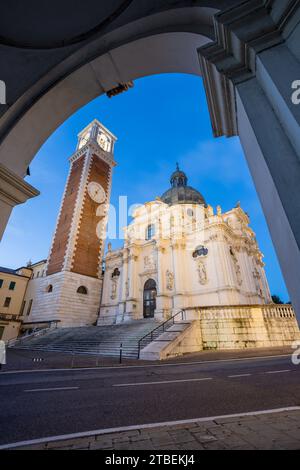 Vicenza - die Kirche Santuario Santa Maria di Monte Berico in der Abenddämmerung. Stockfoto