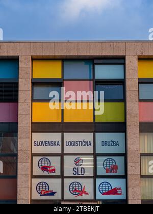 Koper, Slowenien - 11. November 2023: Slowenisches Logistikunternehmen in Koper Stockfoto