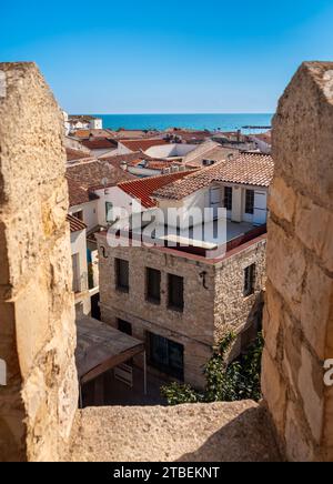 Ein Blick durch die Maueröffnung im Dorf Saintes Maries de la Mer in Camargue, Frankreich Stockfoto