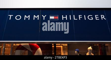 Zürich - 23. November 2023: Tommy Hilfiger ist ein international tätiges Modeunternehmen Stockfoto