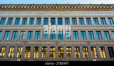 Zürich, Schweiz - 23. November 2023: Die Gebäudefassade der schweizer Nationalbank in Zürich Stockfoto