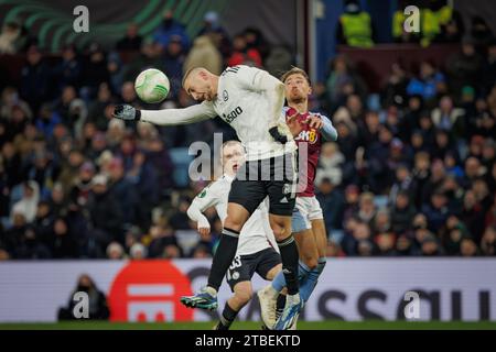 Blaz Kramer, Matty Cash während des Spiels der UEFA Europa Conference League 23/24 zwischen Aston Villa FC und Legia Warszawa im Villa Park, Birmingham, United Stockfoto