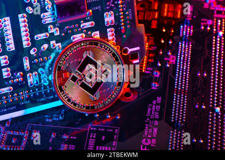 Binance BNB Kryptowährung Token Coin vor Leiterplattenhintergrund Stockfoto